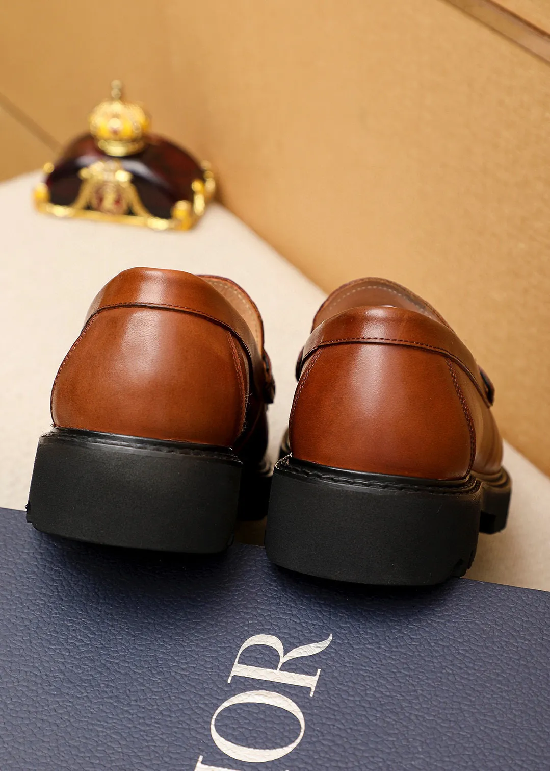 Men's shoes 💰480 💐 Product trademark: Dior "Dior" casual leather shoes Regular size: 39-44 (45🉑️customized) Product materials: Selected Italian imported first-layer calfskin embossed upper + classic hardware buckle, imported water-dyed 🐂 cowhide lining. Strong three-dimensional visual effect, original outsole color: 1⃣️color optional